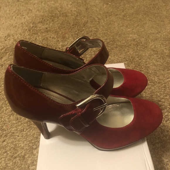 Pretty Red Heels - Picture 2 of 3
